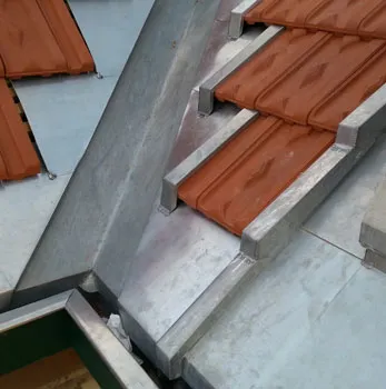 Ouvrier installant un chéneau